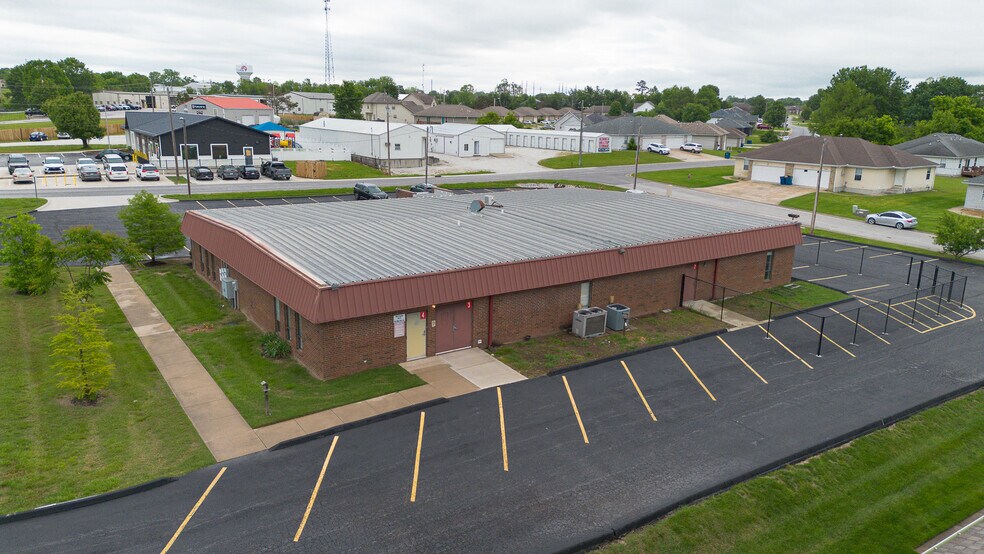 More Photos Of 500 W Daniels St, Ozark Office For Sale