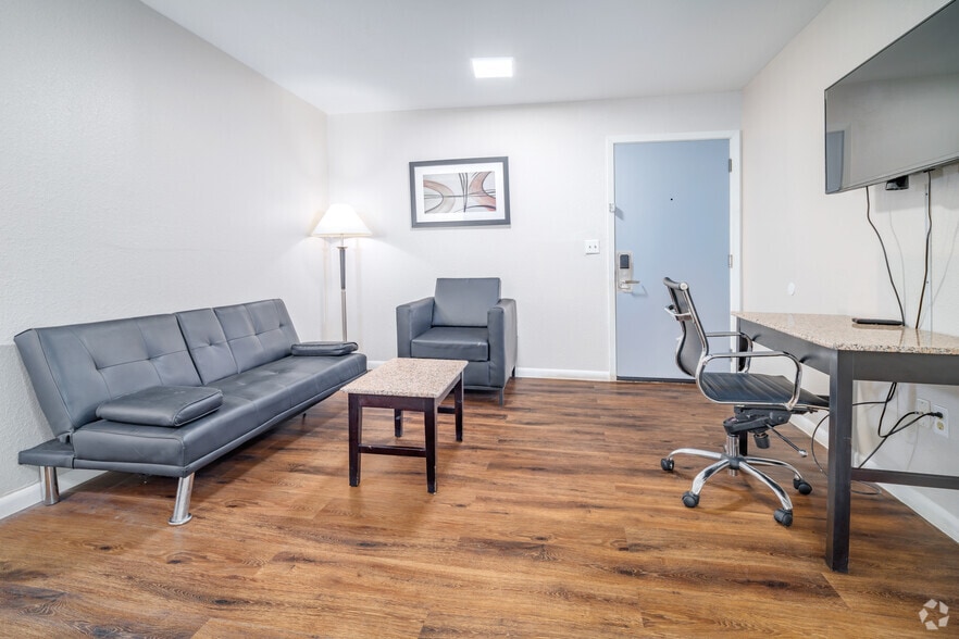 More Photos Of 3616 Veterans Blvd, Del Rio Hotel For Sale