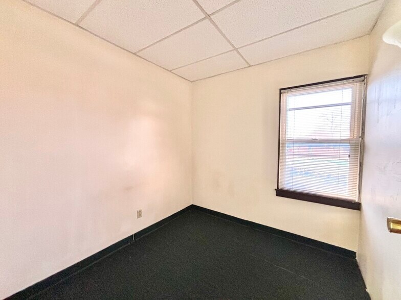 More Photos Of 39 Grenhart Rd, Stamford Freestanding For Lease
