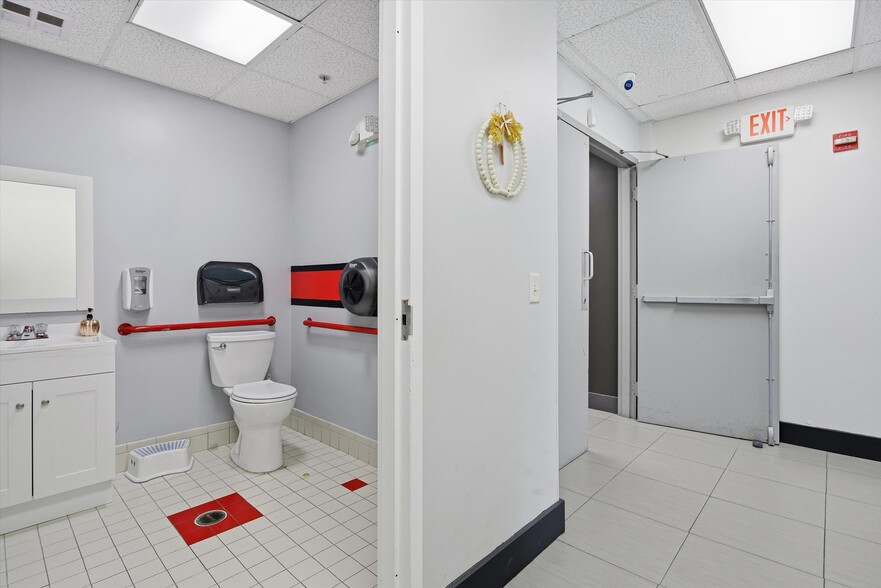 More Photos Of 8527 Pines Blvd, Pembroke Pines Office For Sale