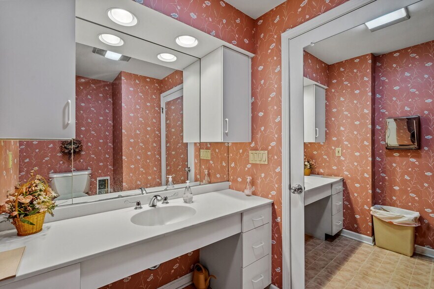 More Photos Of 235 Saratoga Rd, Schenectady Office For Sale