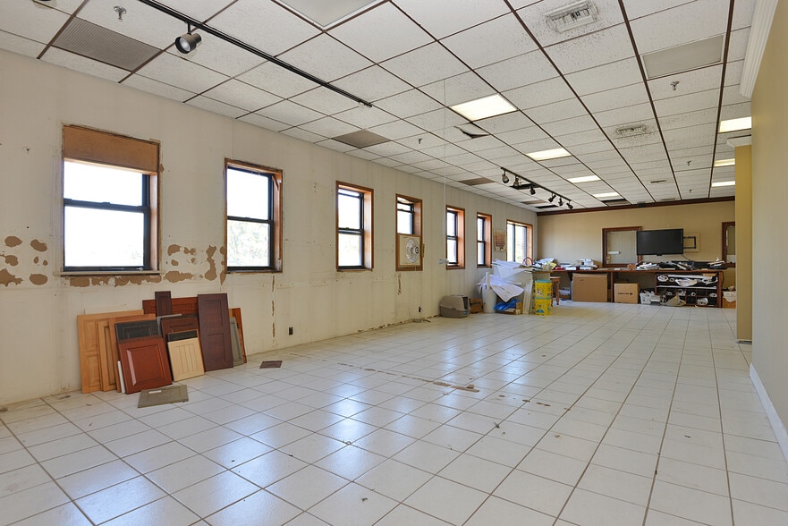 More Photos Of 4202 Astoria Blvd, Astoria Service For Lease