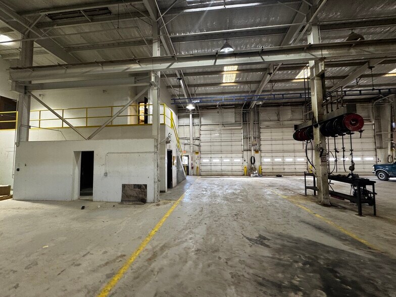 More Photos Of 2401 Sivley Rd, Artesia Truck Terminal For Sale