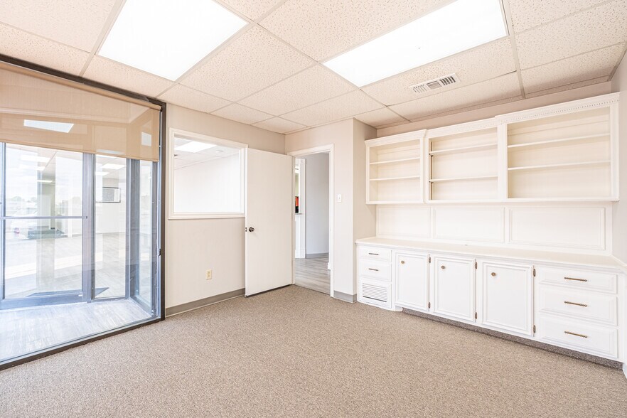 More Photos Of 4718 S Loop 289, Lubbock Office Residential For Lease