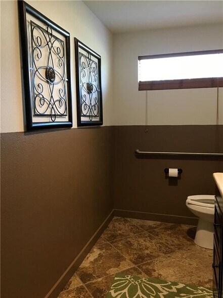 More Photos Of 302 E Milam St, Round Rock Office For Lease