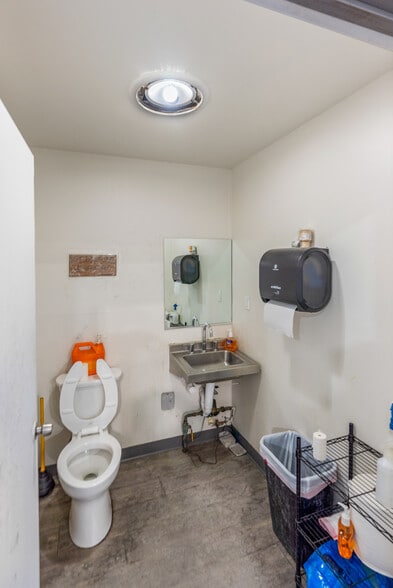 More Photos Of 34 Patria Rd, South Windsor Flex For Lease