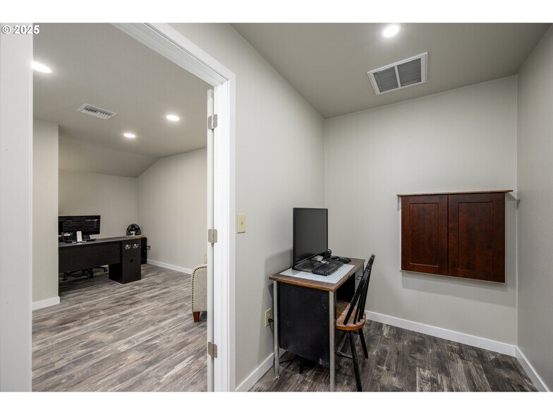 More Photos Of 161 Heritage Way, Roseburg Light Manufacturing For Sale