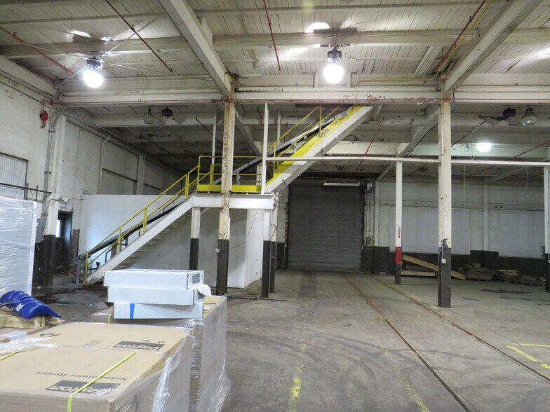 More Photos Of 186 Lincoln Ave, Grove City Warehouse For Lease