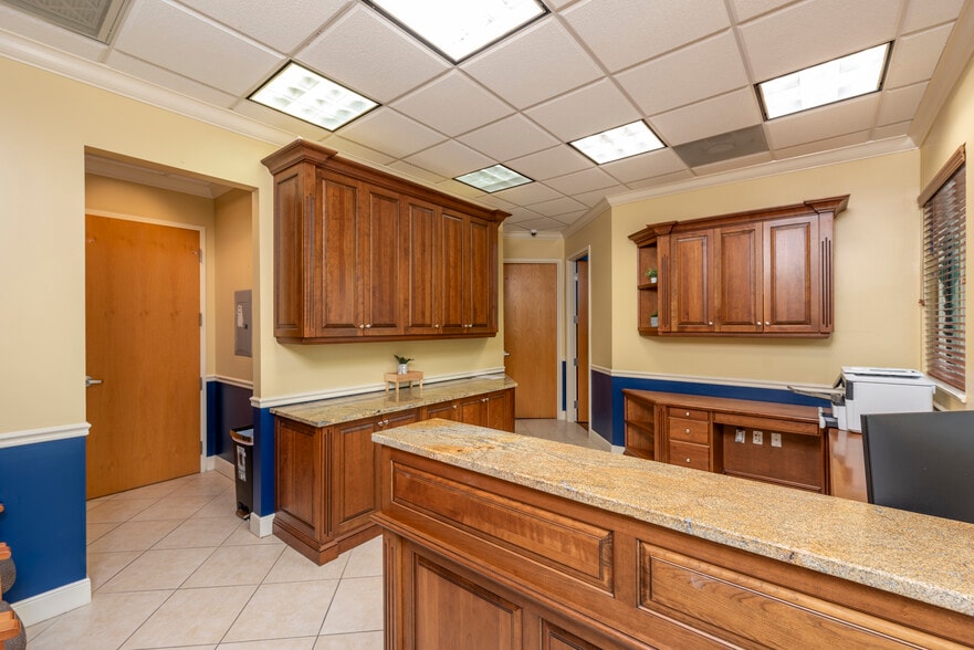 More Photos Of 2770 Horseshoe Dr S, Naples Office For Lease