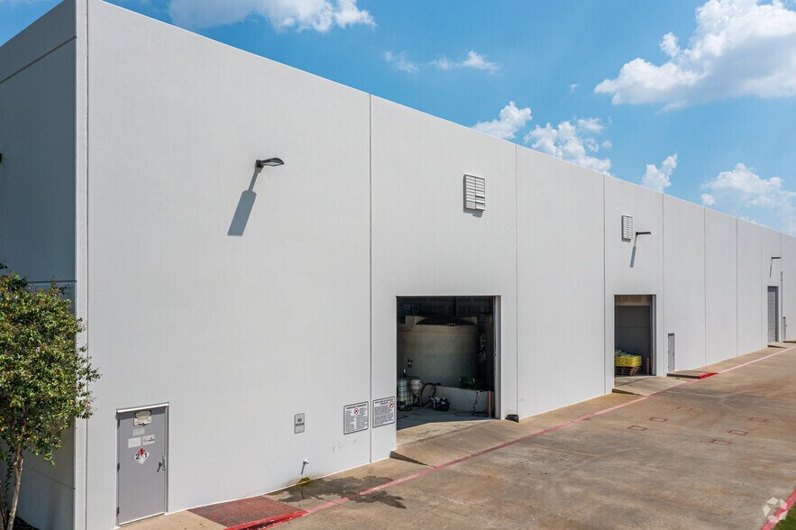 More Photos Of 1640 Wallace Dr, Carrollton Warehouse For Lease