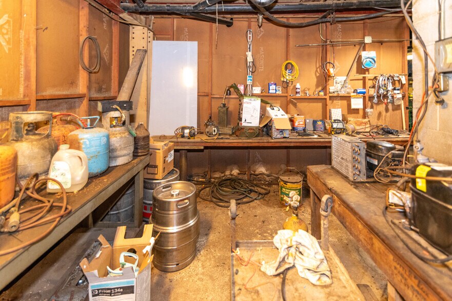 More Photos Of 2816 Old North Point Rd, Baltimore Bar For Sale