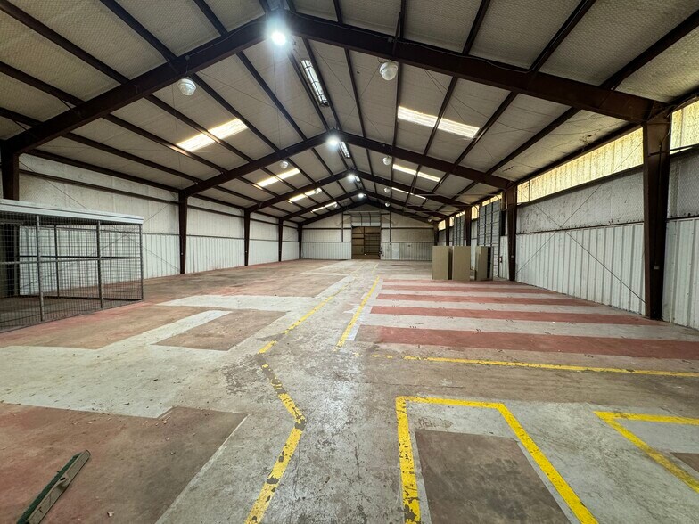 More Photos Of 27703 Calvert Rd, Tomball Warehouse For Lease