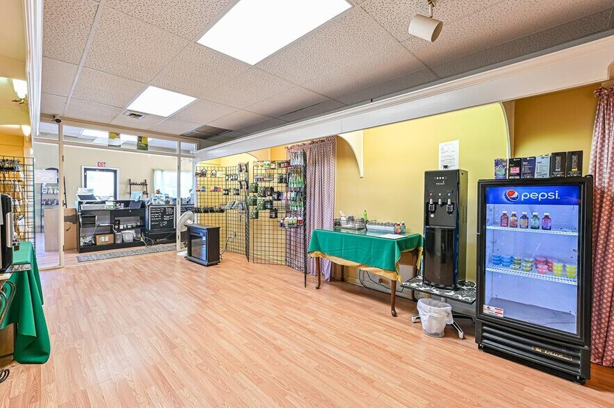 More Photos Of 1102 Mineral Wells Ave, Paris Office For Sale