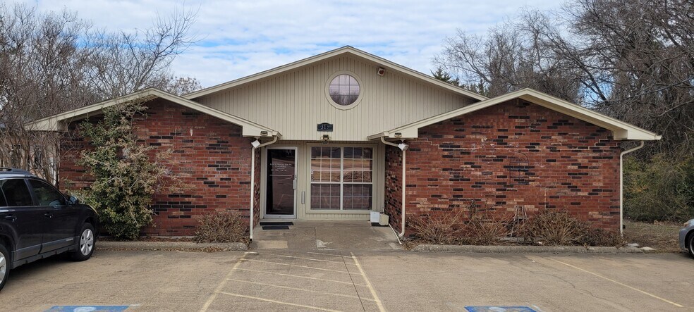 Primary Photo Of 315 E Pleasant Run Rd, DeSoto Medical For Sale