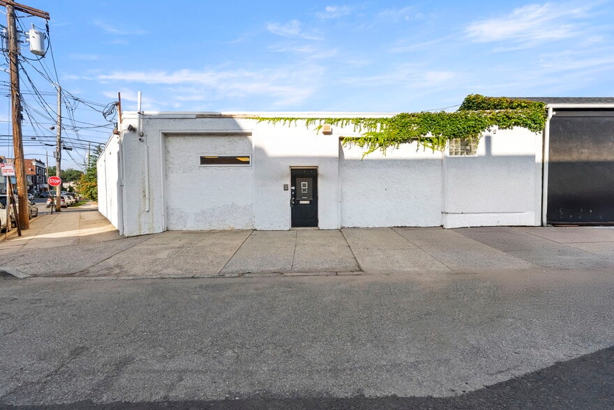 Primary Photo Of 1160 Chestnut St, Elizabeth Light Manufacturing For Lease