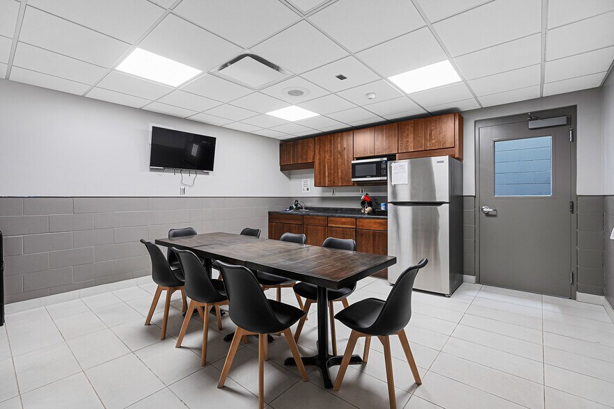 More Photos Of 2000 Stout St, Menomonie Auto Dealership For Sale