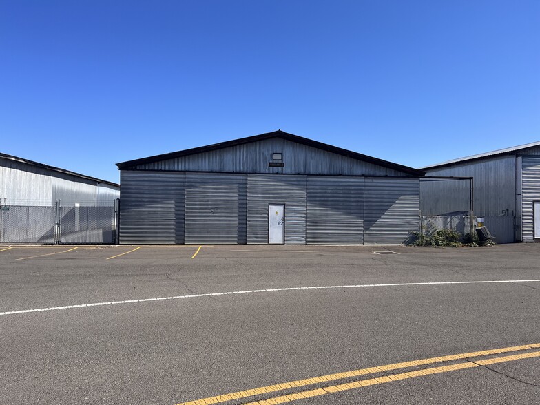 Primary Photo Of 1975 Avenue H, White City Warehouse For Lease