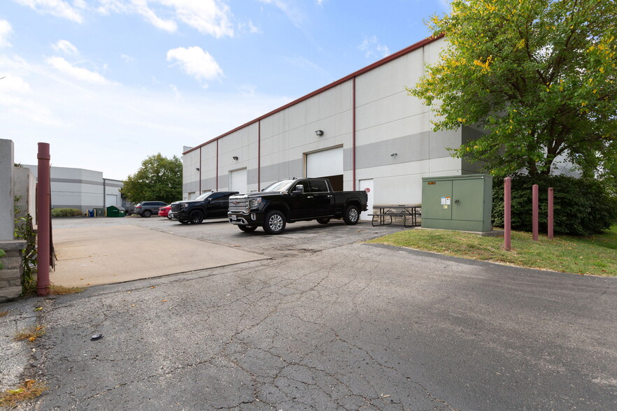 More Photos Of 17813 Edison Ave, Chesterfield Showroom For Lease
