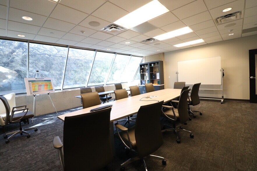 More Photos Of 3940-4306 Capitol Ave, Dallas Light Manufacturing For Sale