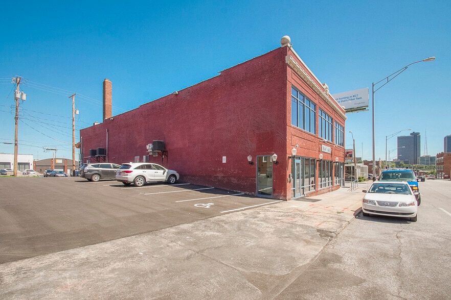 More Photos Of 1625-1627 Oak St, Kansas City Storefront Retail Office For Lease