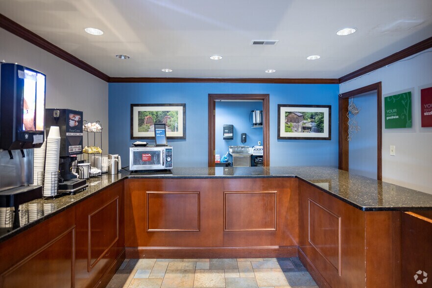 More Photos Of 5425 Clarkins Dr, Austintown Hotel For Sale