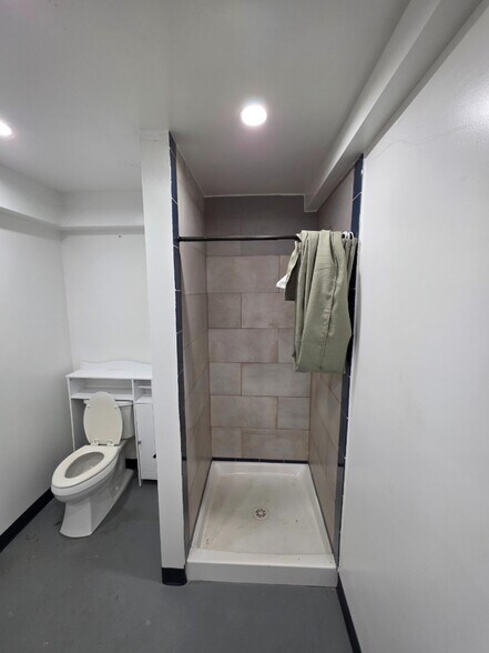 More Photos Of 1407 S 129th St, Burien Flex For Lease