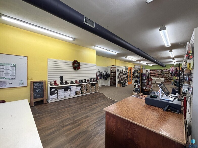 More Photos Of 118 N Broadway Ave, Miller General Retail For Sale