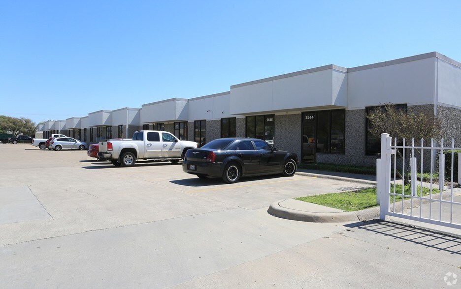 More Photos Of 11150 Morrison, Dallas Showroom For Sale