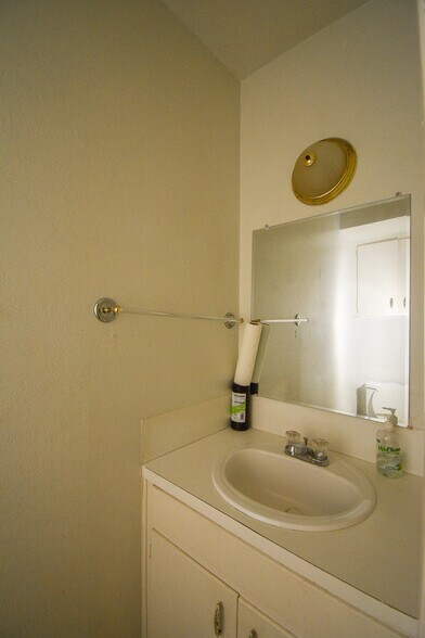 More Photos Of 1805 Rosemary Ave, Victoria Apartments For Sale