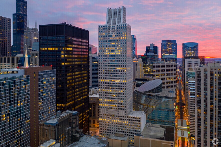 More Photos Of 161 N Clark St, Chicago Office For Lease