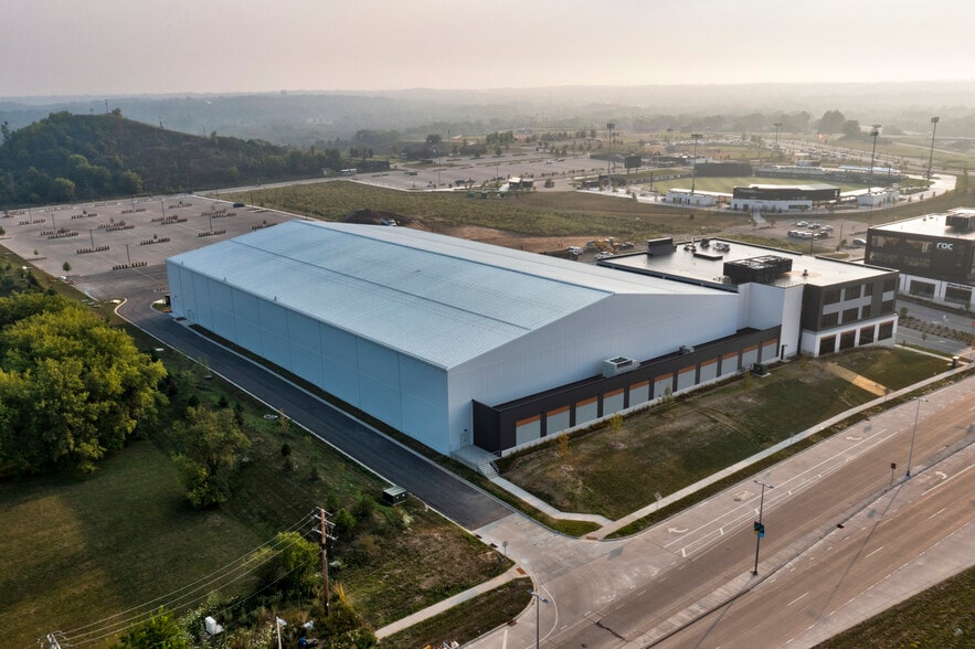 More Photos Of 7095 S Ballpark Dr, Franklin Office For Lease