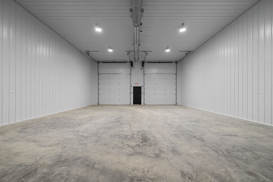 More Photos Of 1400 Dover Rd, Clarksville Showroom For Lease