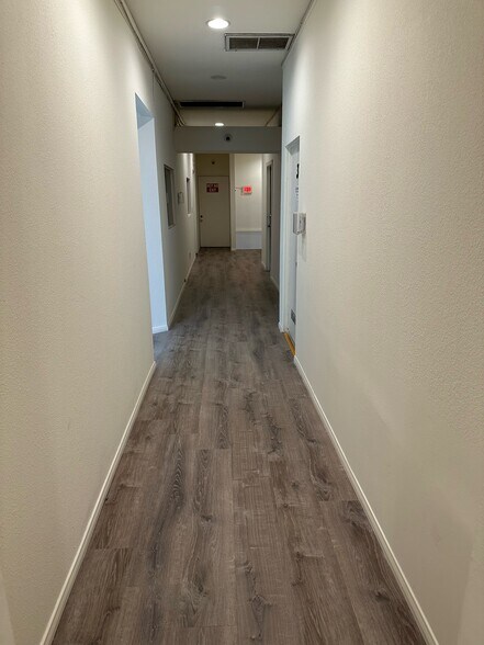 More Photos Of 135 N Victory Blvd, Burbank Light Distribution For Lease