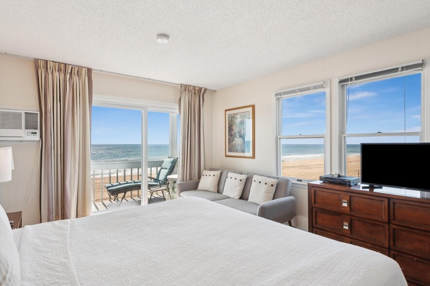 More Photos Of 84 S Emerson Ave, Montauk Hotel For Sale
