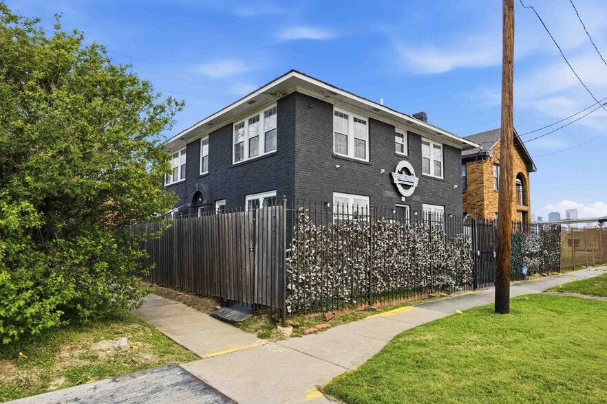 Primary Photo Of 4018 Chartres St, Houston Hospitality For Sale