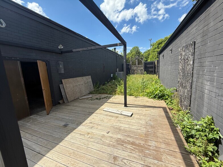 More Photos Of 2928 Rozzelles Ferry Rd, Charlotte Freestanding For Sale