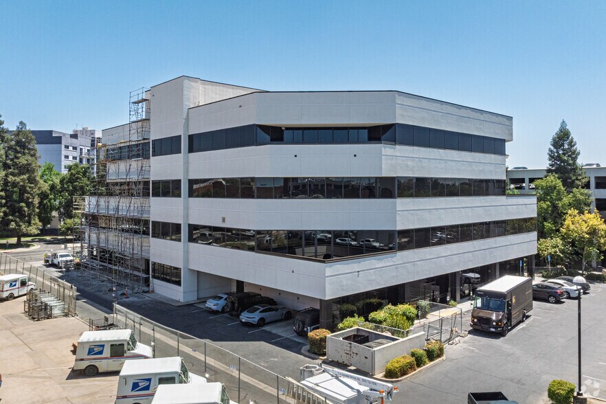 Primary Photo Of 100 Willow Plz, Visalia Medical For Sale