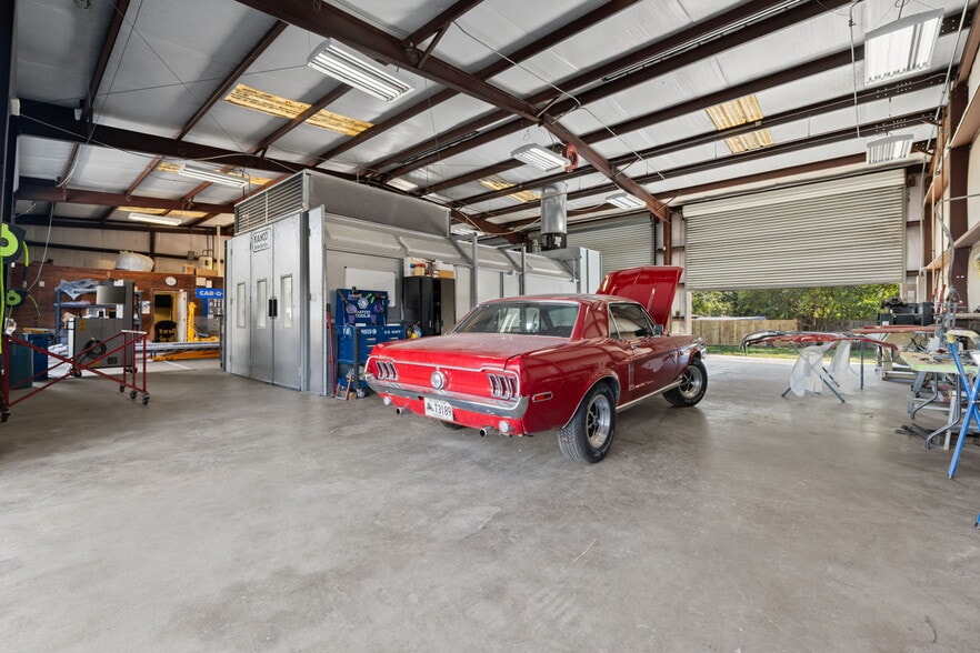More Photos Of 2214 N Frazier St, Conroe Auto Repair For Sale