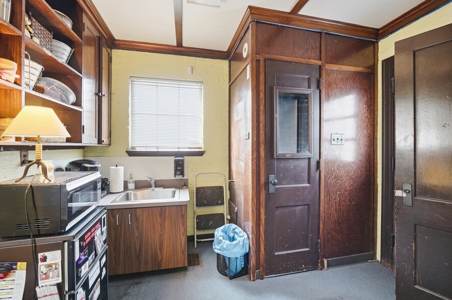 More Photos Of 1703 Dale Rd, Cincinnati Public Library For Sale
