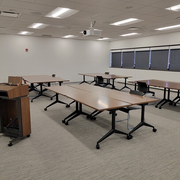 More Photos Of 500 Economy Ct, Freeport Office For Lease