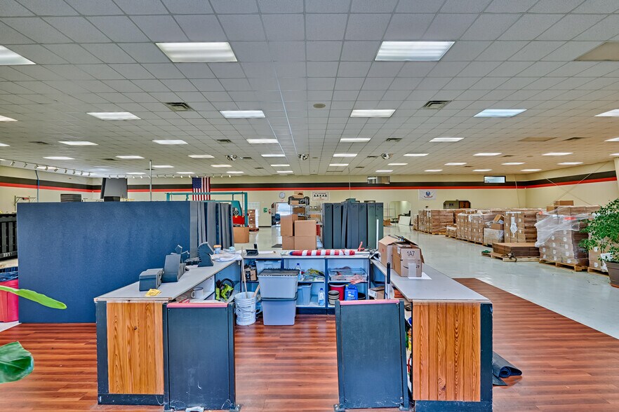 More Photos Of 200 NE Commercial Cir, Keystone Heights Unknown For Lease