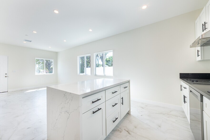 More Photos Of 8004 Shirley Ave, Reseda Multifamily For Sale