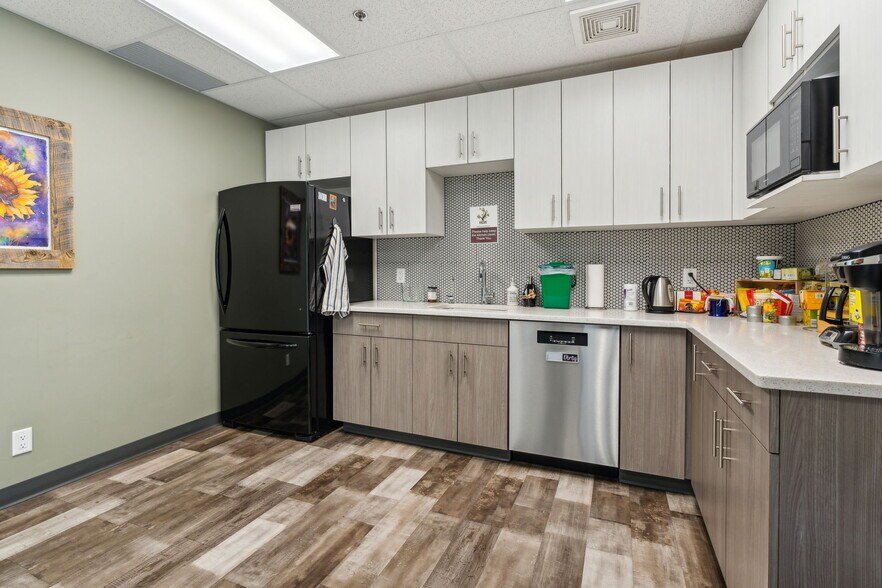 More Photos Of 7005 Fairmount Dr SE, Calgary Medical For Sale