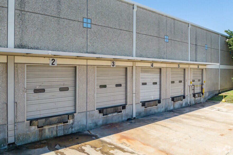 More Photos Of 10600 Corporate Dr, Stafford Warehouse For Lease