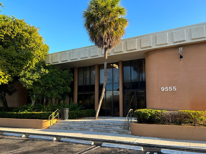 More Photos Of 9555 N Kendall Dr, Miami Office For Lease