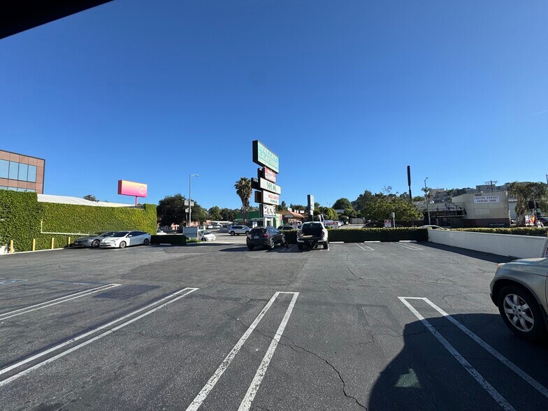 More Photos Of 15605 Ventura Blvd, Encino Unknown For Lease