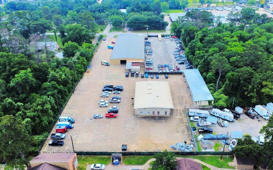 More Photos Of 10814 Woodedge Dr, Houston Warehouse For Lease