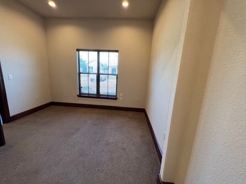 More Photos Of 2131 E Kirkwood Blvd, Southlake Office For Lease