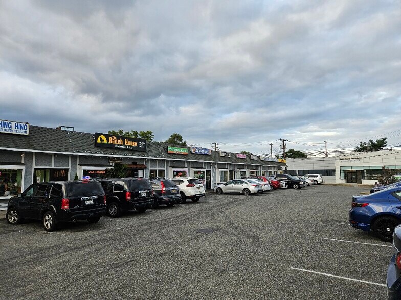 More Photos Of 90 Jericho Tpke, Mineola Freestanding For Lease