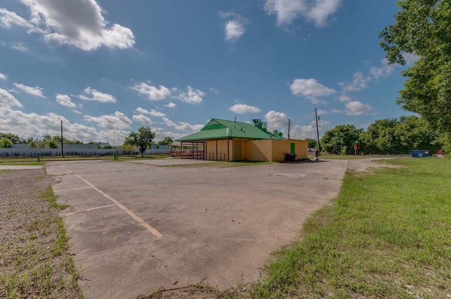 More Photos Of 5740 S Wayside Dr, Houston Restaurant For Lease